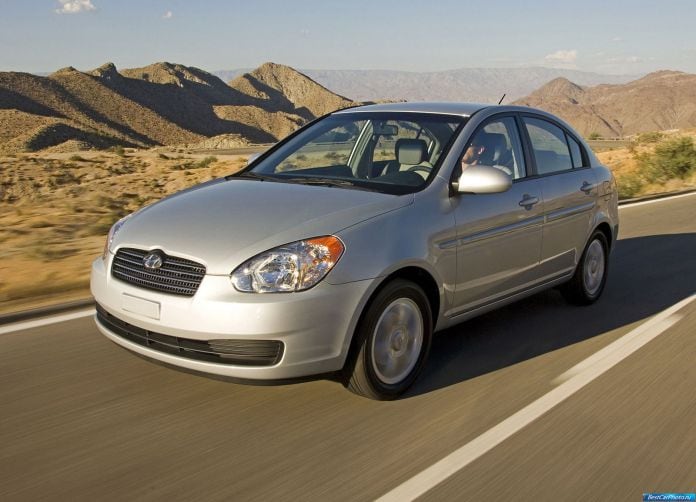 2010 Hyundai Accent - фотография 9 из 19