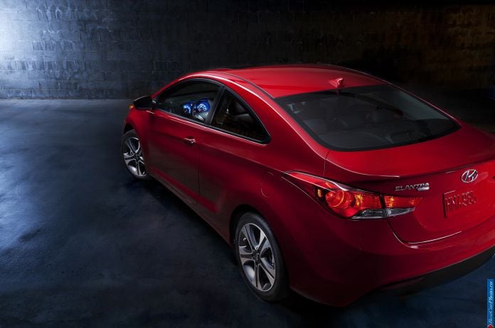 2013 Hyundai Elantra Coupe - фотография 11 из 18