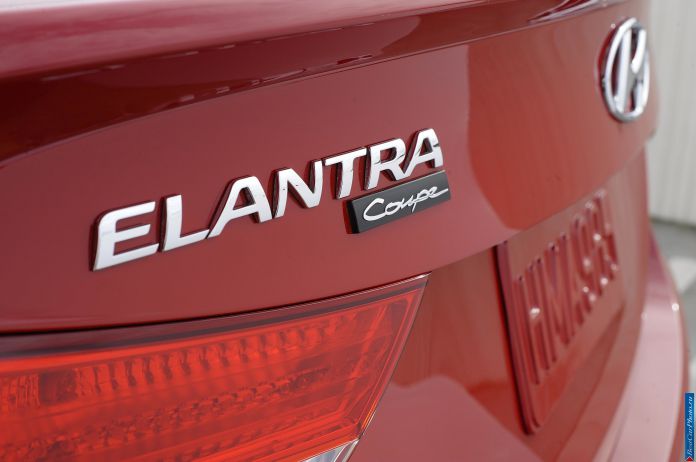 2013 Hyundai Elantra Coupe - фотография 15 из 18