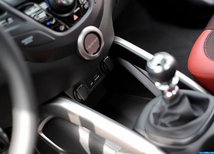 2014 Hyundai Veloster Turbo R-Spec - фотография 21 из 31 2014 Hyundai Veloster Turbo R-Spec - фотография 21 из 31