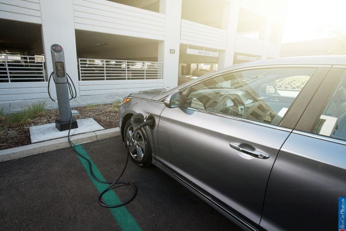 2016 Hyundai Sonata Plug-in Hybrid - фотография 5 из 12 2016 Hyundai Sonata Plug-in Hybrid - фотография 5 из 12