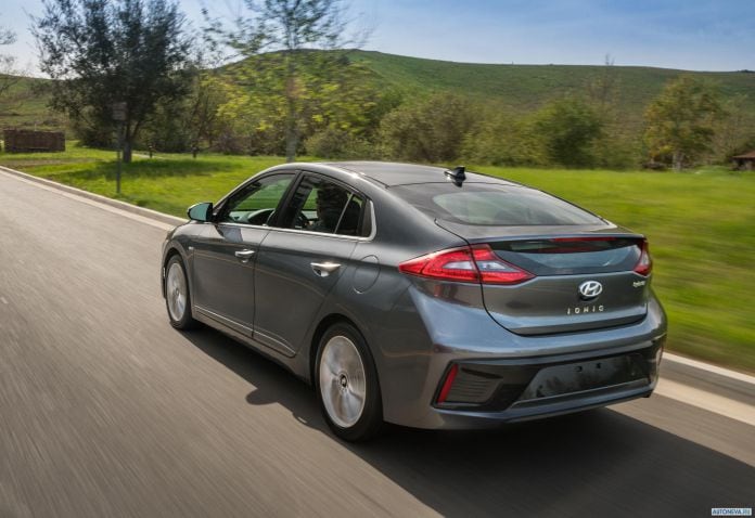 2017 Hyundai Ioniq US-version - фотография 2 из 63