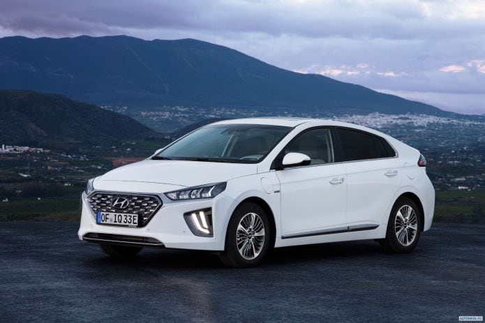 2020 Hyundai Ioniq - фотография 8 из 23