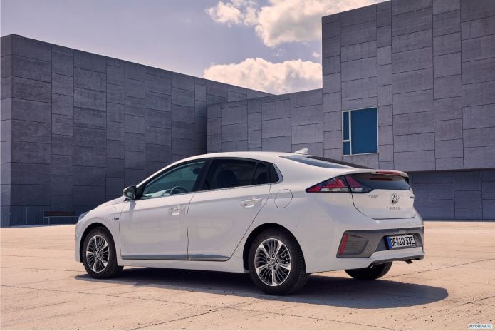 2020 Hyundai Ioniq - фотография 10 из 23