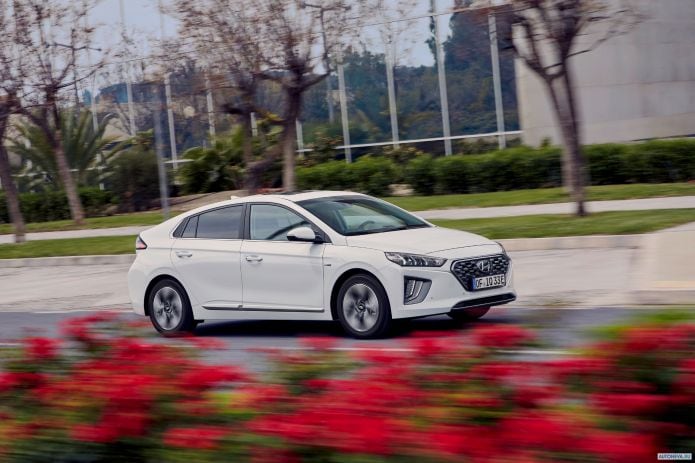 2020 Hyundai Ioniq - фотография 12 из 23