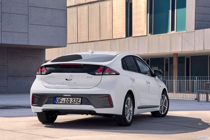 2020 Hyundai Ioniq - фотография 15 из 23