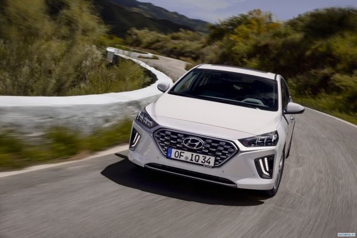 2020 Hyundai Ioniq plug-in - фотография 2 из 24