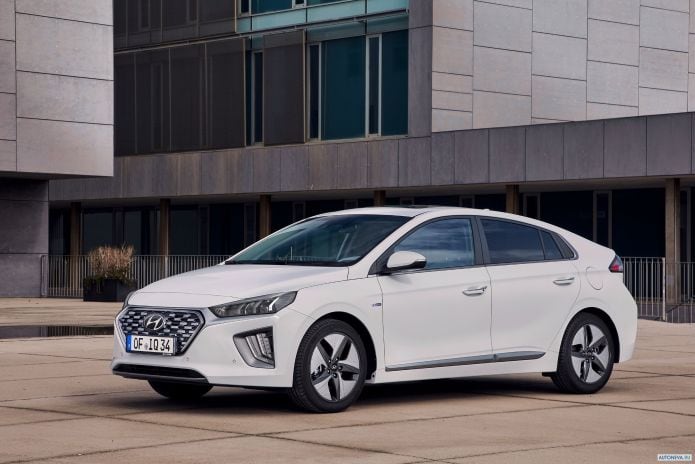 2020 Hyundai Ioniq plug-in - фотография 8 из 24