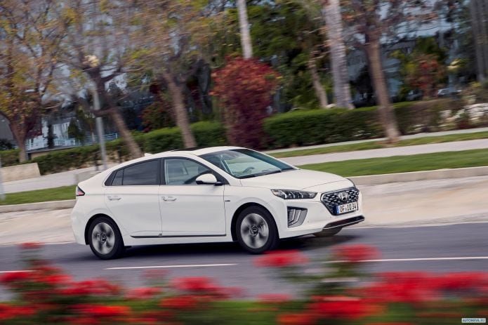2020 Hyundai Ioniq plug-in - фотография 11 из 24 2020 Hyundai Ioniq plug-in - фотография 11 из 24