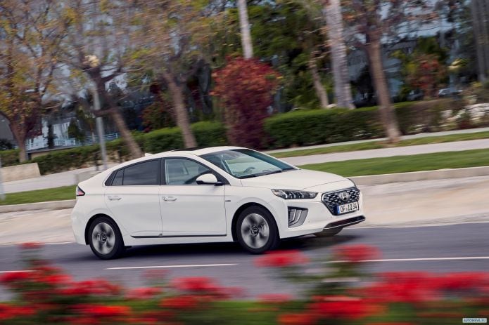 2020 Hyundai Ioniq plug-in - фотография 11 из 24