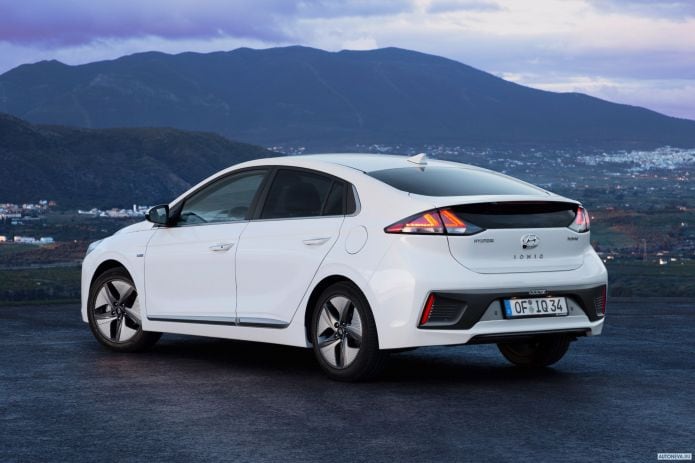 2020 Hyundai Ioniq plug-in - фотография 15 из 24