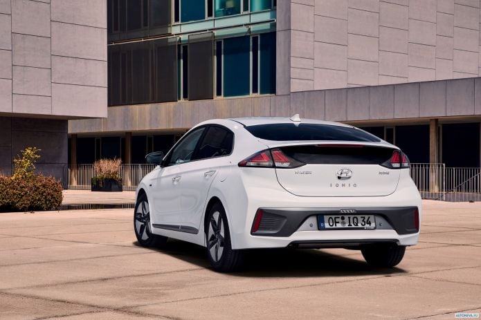 2020 Hyundai Ioniq plug-in - фотография 16 из 24