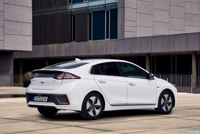 2020 Hyundai Ioniq plug-in - фотография 17 из 24 2020 Hyundai Ioniq plug-in - фотография 17 из 24