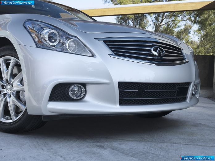 2010 Infiniti G37 Sedan - фотография 10 из 12