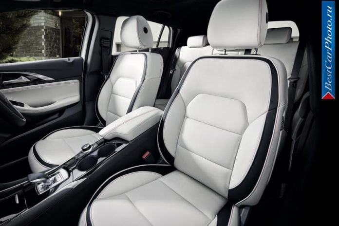 2016 Infiniti Q30 - фотография 17 из 122