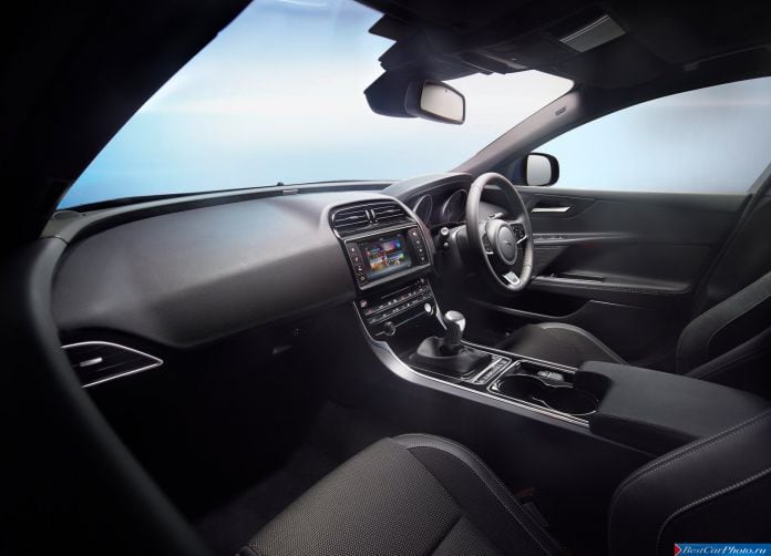 2016 Jaguar XE - фотография 52 из 70