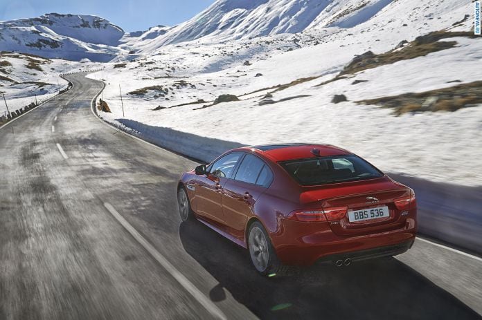2017 Jaguar XE AWD - фотография 2 из 12