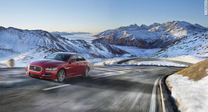 2017 Jaguar XE AWD - фотография 3 из 12