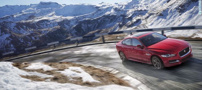 2017 Jaguar XE AWD - фотография 4 из 12