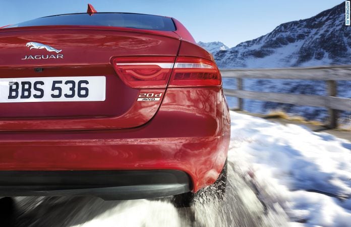 2017 Jaguar XE AWD - фотография 7 из 12