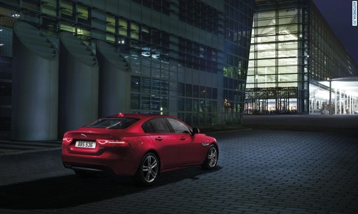 2017 Jaguar XE AWD - фотография 9 из 12