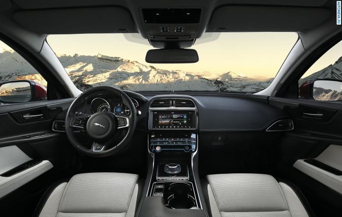 2017 Jaguar XE AWD - фотография 11 из 12