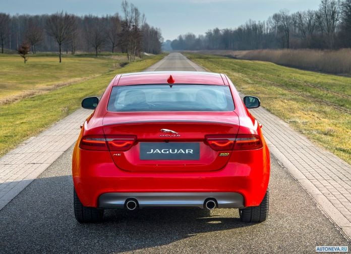 2019 Jaguar XE 300 Sport - фотография 13 из 21