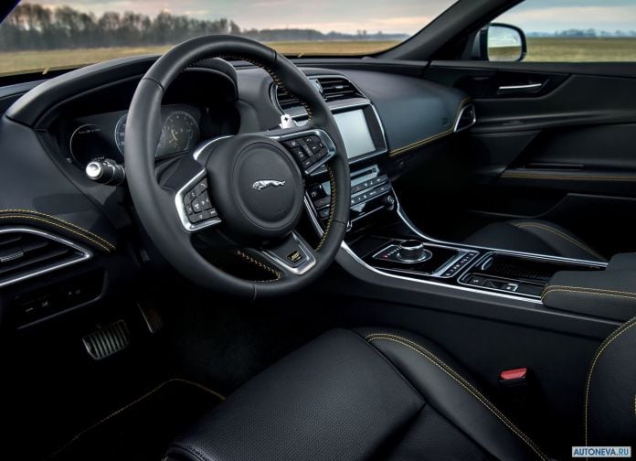 2019 Jaguar XE 300 Sport - фотография 16 из 21