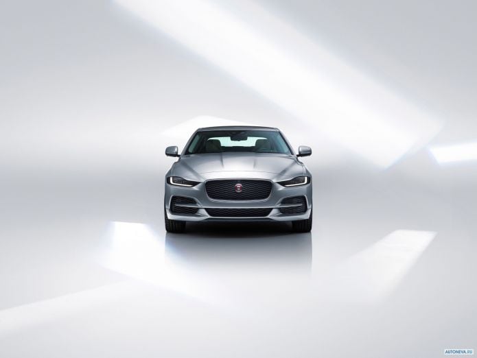 2020 Jaguar XE D180 HSE - фотография 1 из 24