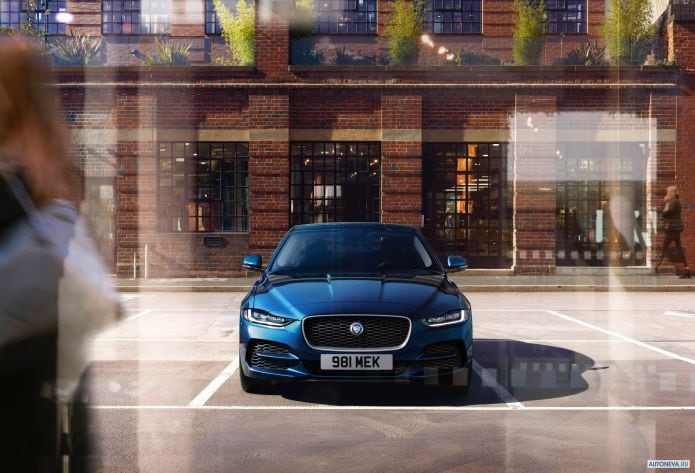 2020 Jaguar XE D180 HSE - фотография 2 из 24