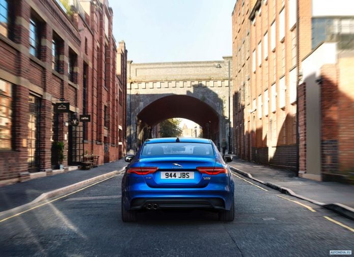 2020 Jaguar XE D180 HSE - фотография 9 из 24
