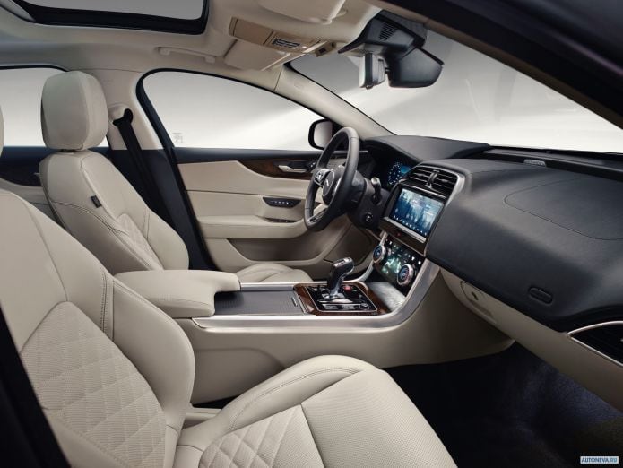 2020 Jaguar XE D180 HSE - фотография 12 из 24