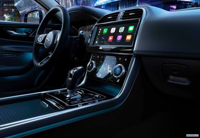 2020 Jaguar XE D180 HSE - фотография 14 из 24