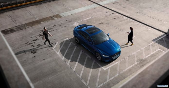 2020 Jaguar XE D180 HSE - фотография 18 из 24