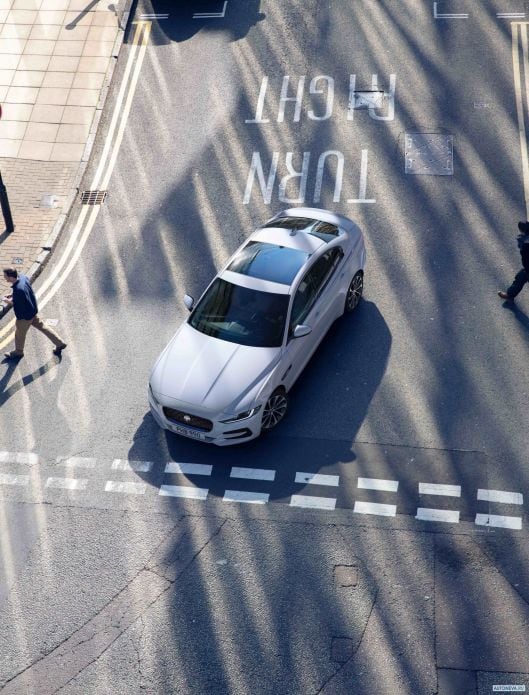 2020 Jaguar XE D180 HSE - фотография 19 из 24