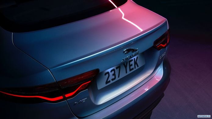 2020 Jaguar XE D180 HSE - фотография 21 из 24