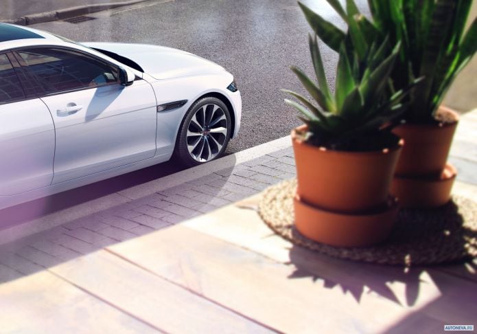 2020 Jaguar XE D180 HSE - фотография 24 из 24