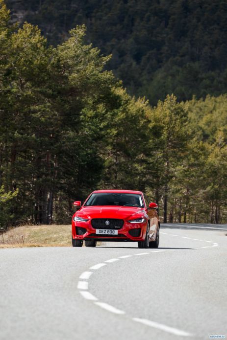 2020 Jaguar XE R-Dynamic - фотография 2 из 36