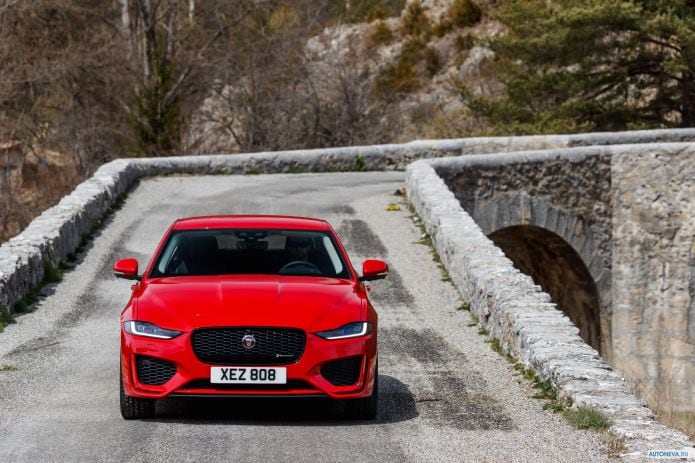 2020 Jaguar XE R-Dynamic - фотография 4 из 36