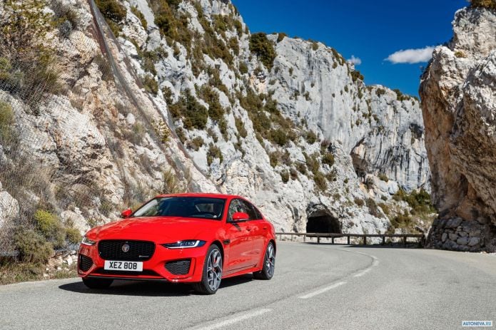 2020 Jaguar XE R-Dynamic - фотография 6 из 36
