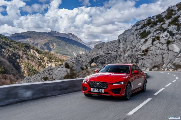 2020 Jaguar XE R-Dynamic - фотография 7 из 36