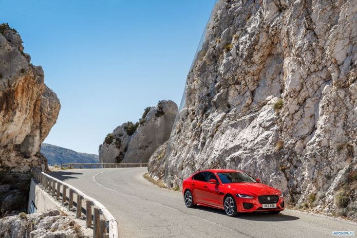 2020 Jaguar XE R-Dynamic - фотография 11 из 36