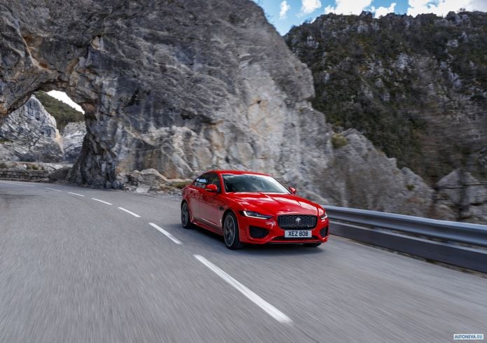 2020 Jaguar XE R-Dynamic - фотография 12 из 36