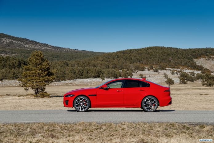 2020 Jaguar XE R-Dynamic - фотография 16 из 36