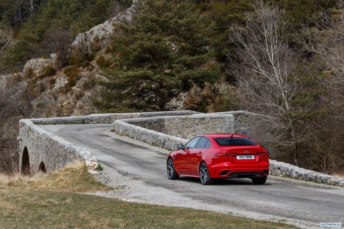 2020 Jaguar XE R-Dynamic - фотография 20 из 36