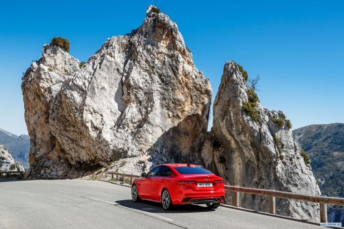 2020 Jaguar XE R-Dynamic - фотография 22 из 36