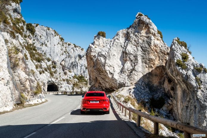 2020 Jaguar XE R-Dynamic - фотография 23 из 36