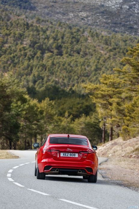 2020 Jaguar XE R-Dynamic - фотография 25 из 36