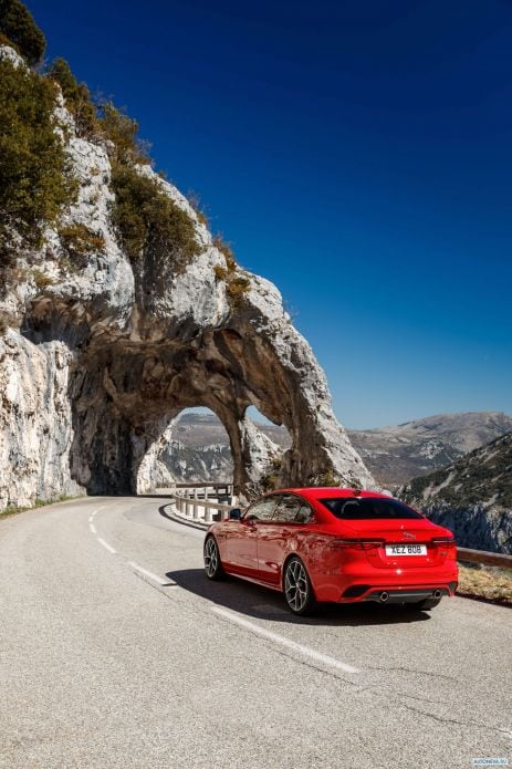 2020 Jaguar XE R-Dynamic - фотография 26 из 36