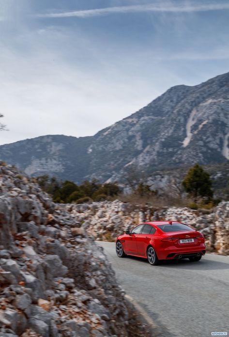 2020 Jaguar XE R-Dynamic - фотография 27 из 36